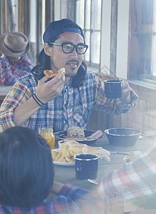 牧场餐厅吃饭的男人图片