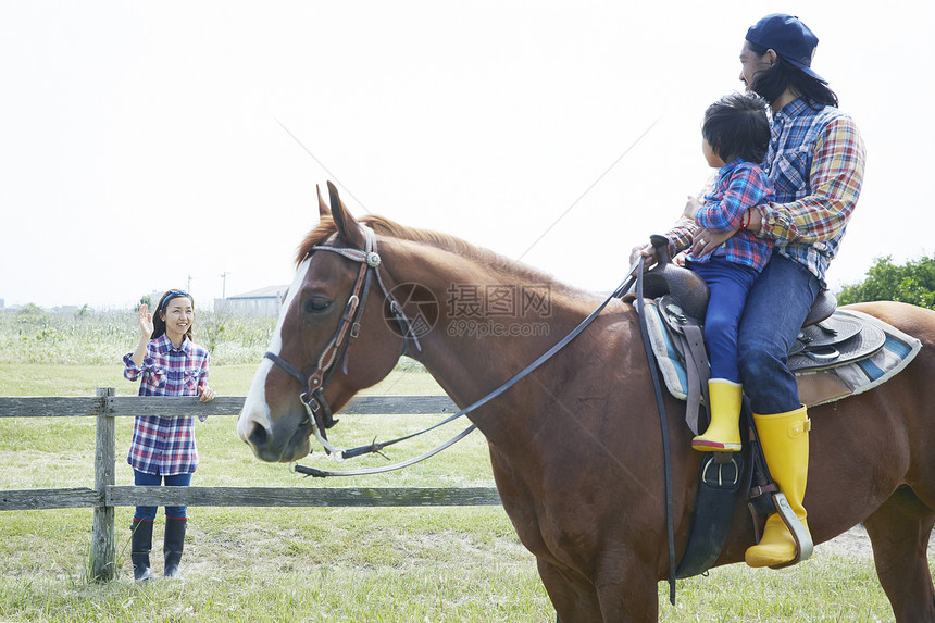 一家人在牧场骑马图片