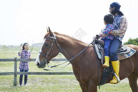 一家人在牧场骑马图片