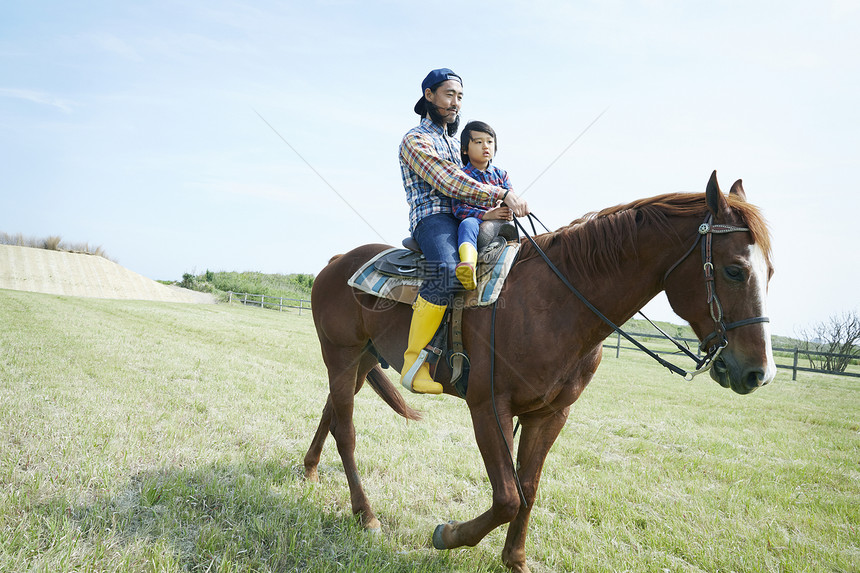 父母和孩子骑马图片