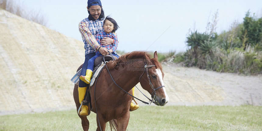 父母和孩子骑马图片