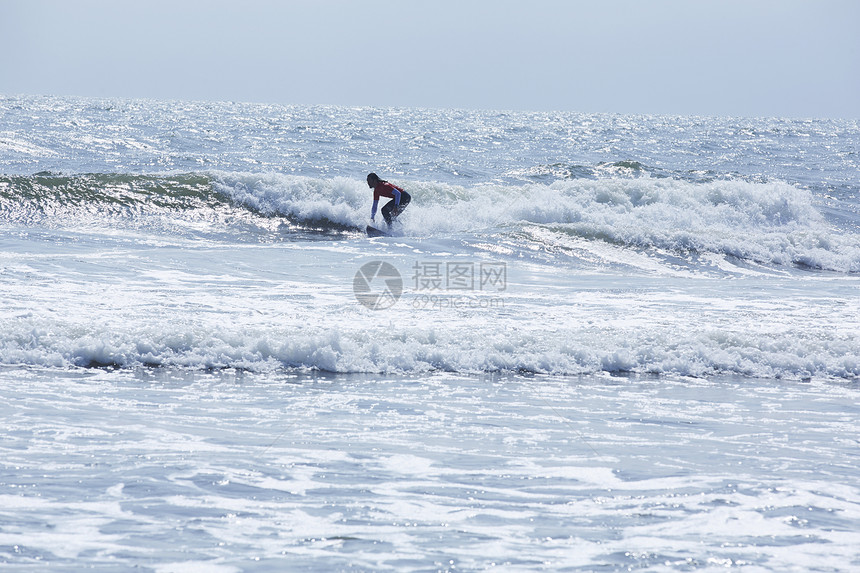 海里的冲浪者图片