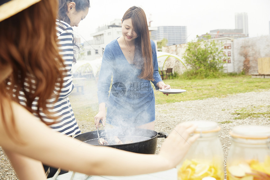 青年烧烤派对享受美食的女孩们图片