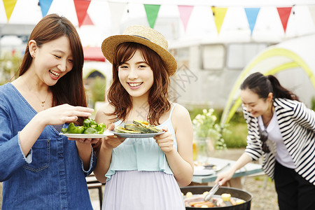 洋装女孩青年烧烤派对享受美食的女孩们背景