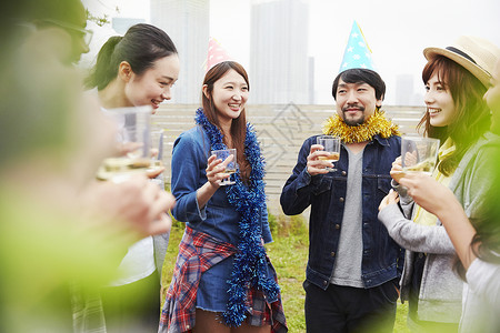 年轻人举办户外生日聚会图片