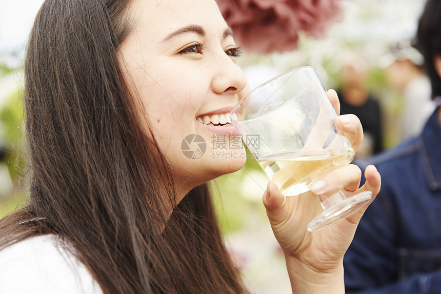 参加派对的女子图片