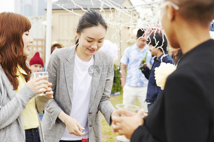 给户外派对做准备的女子图片