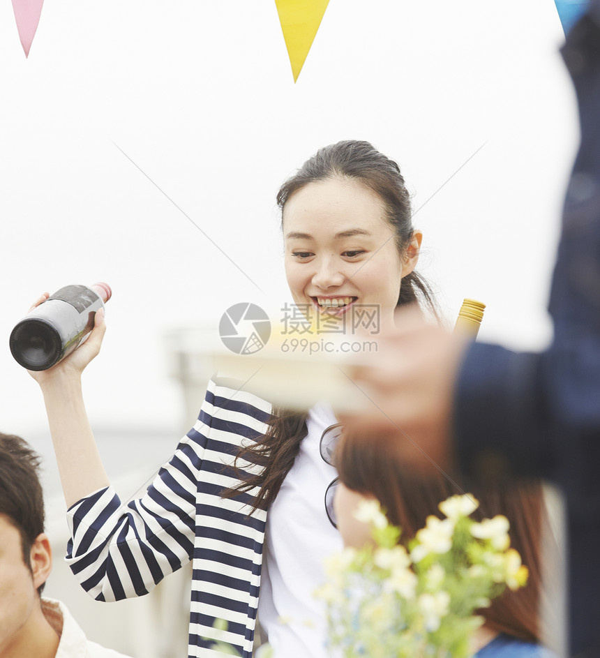 派对上开心的女生图片