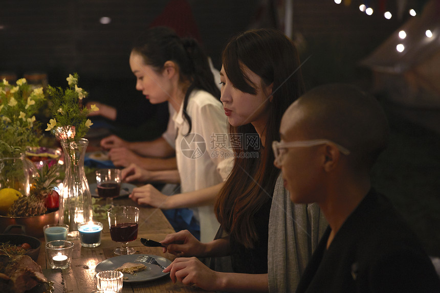 与朋友一起吃着烛光晚餐聊天图片