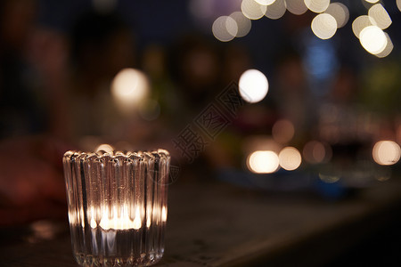 烛光背景下的杯子背景图片
