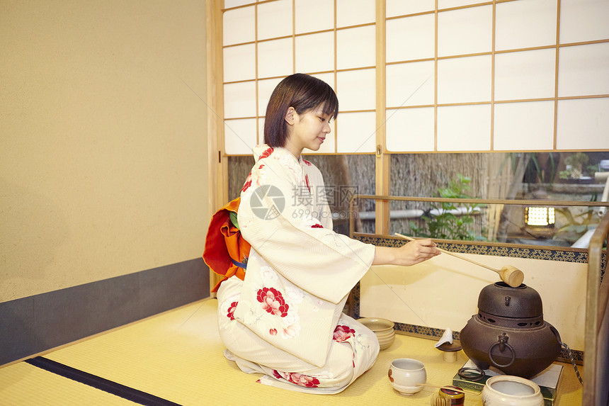 穿着日式服装的女孩泡茶图片