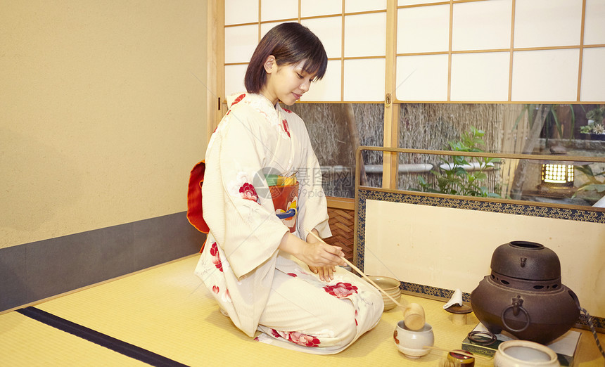穿着日式服装的女孩泡茶图片