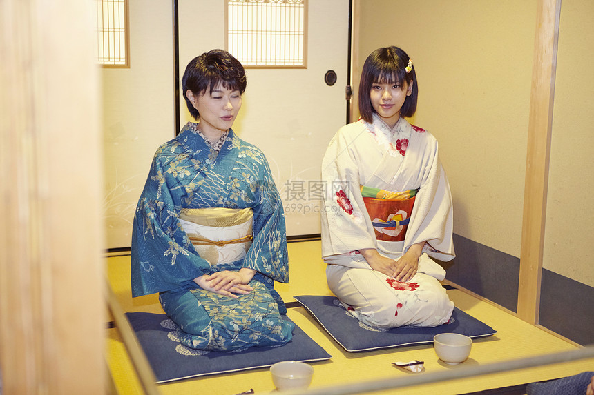 母女体验日式茶道图片