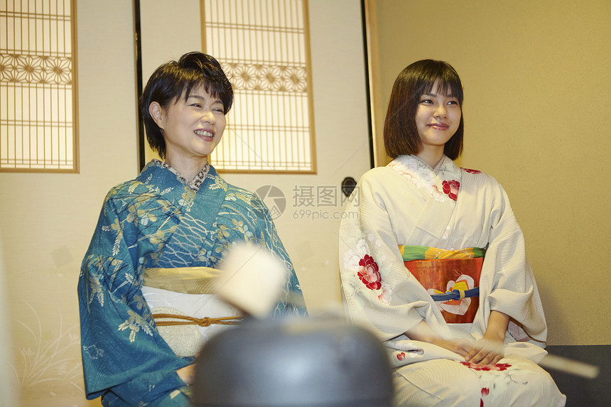 母女体验日式茶道图片