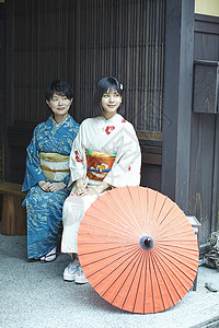 穿着日式服装的母女形象图片
