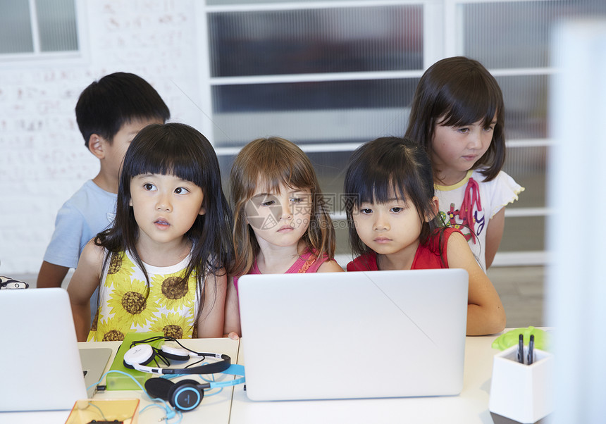 幼儿园孩子们看电脑图片