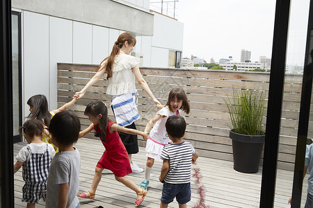 幼儿园儿童教师与儿童玩耍的肖像图片