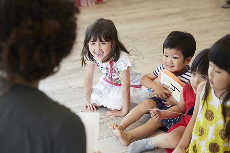 上英语课的幼儿园小朋友背景图片