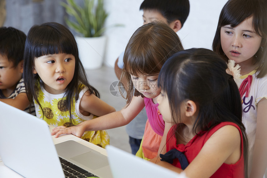孩子们用电脑学习的肖像图片