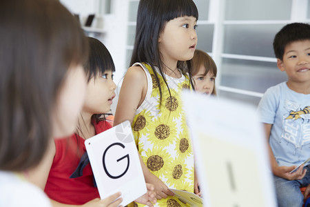 回答问题的可爱女孩图片