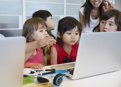 在计算机上学习的幼儿园学生们图片