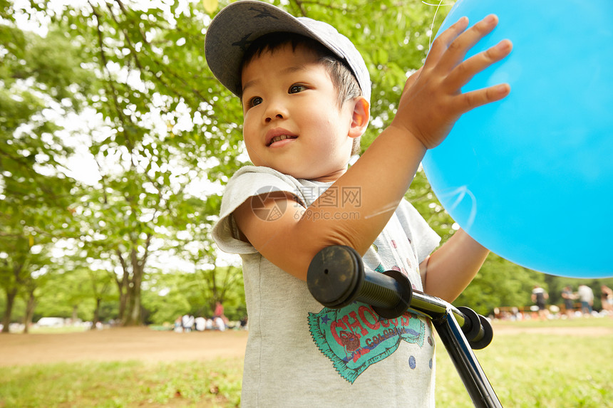 孩子们在公园里玩图片