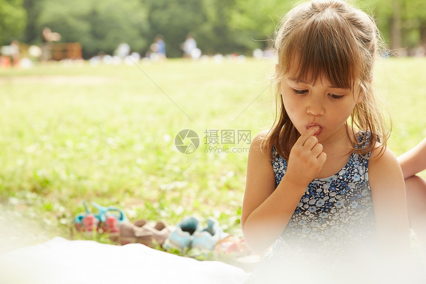 野餐的小女孩图片