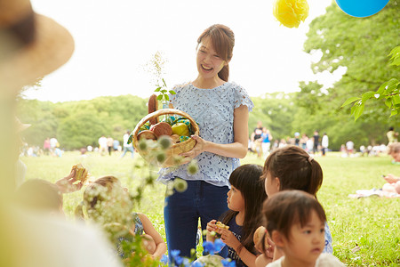 公园亲子聚会享受野餐图片