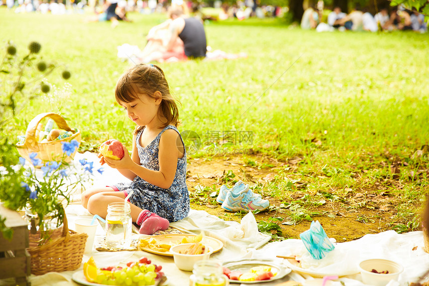 公园野餐的小女孩图片
