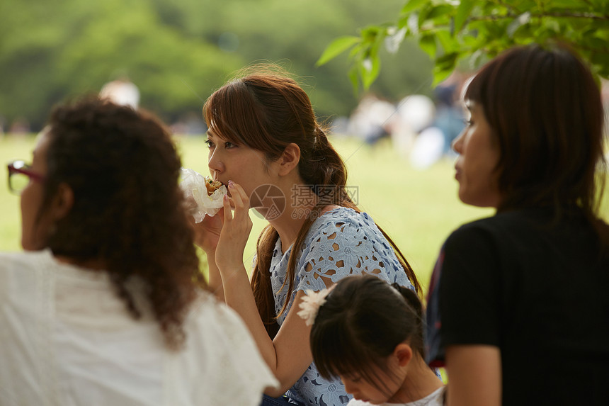 一个女人享受野餐图片