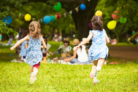 孩子们在公园草地上奔跑图片