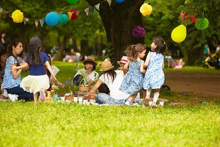 妈妈们带着孩子一起在公园野餐图片