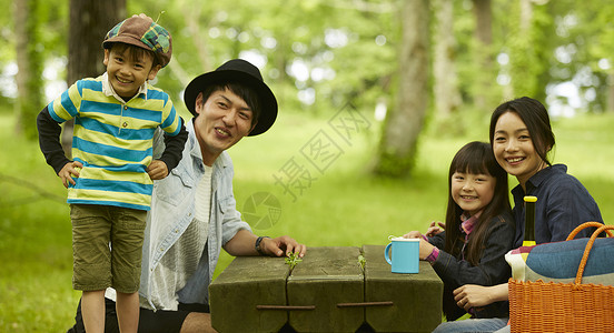 户外野餐的一家人图片