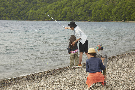 在户外营地钓鱼的家庭图片