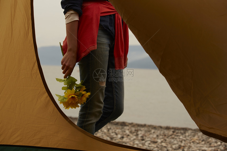 海边帐篷里的妇女图片