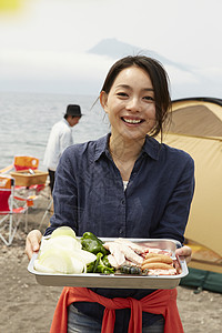 准备露营烧烤食材的女人图片