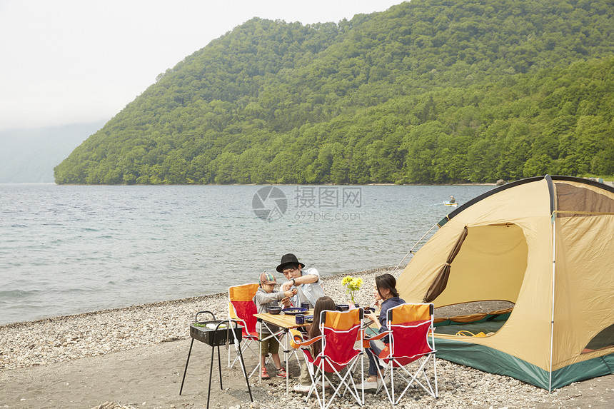 湖边露营地度假烧烤的家庭图片