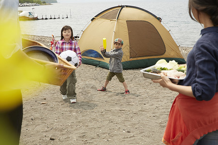 湖边露营地度假的家庭图片
