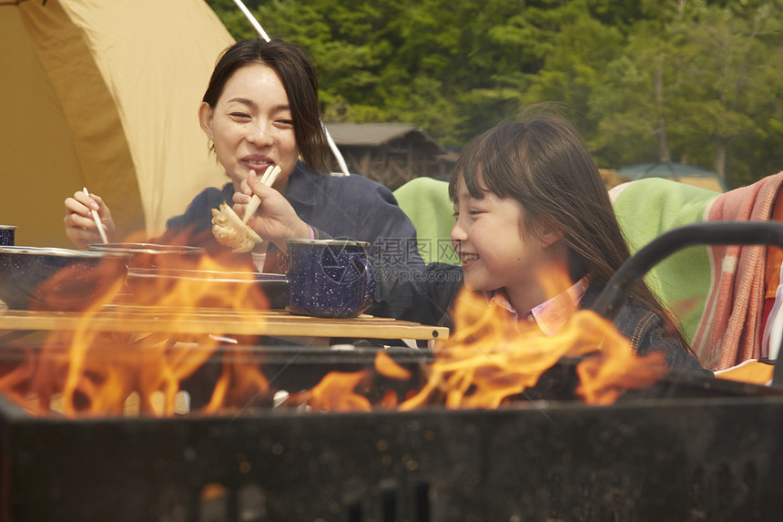 户外露营吃烧烤的家庭图片