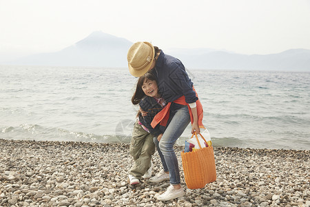 湖边旅游的母女肖像图片