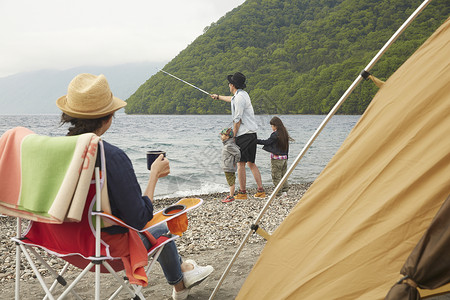 假期湖滨区露营钓鱼的四口之家图片