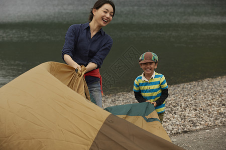 湖滨区搭帐篷的母子图片
