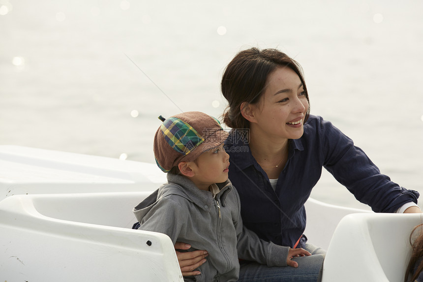 脚踏船上微笑的母子图片