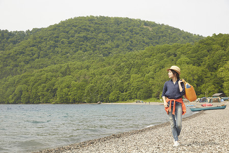 湖边旅游的女生肖像图片