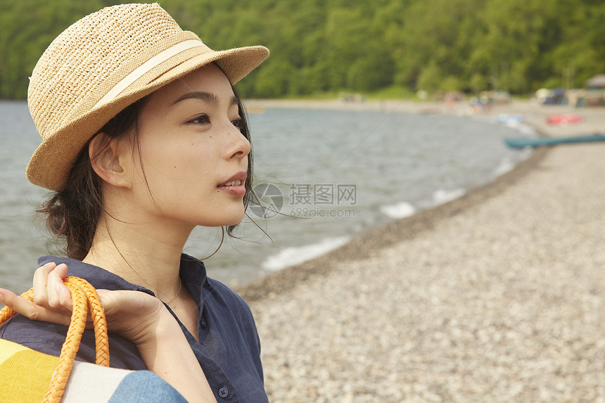 湖边旅游的女生肖像图片