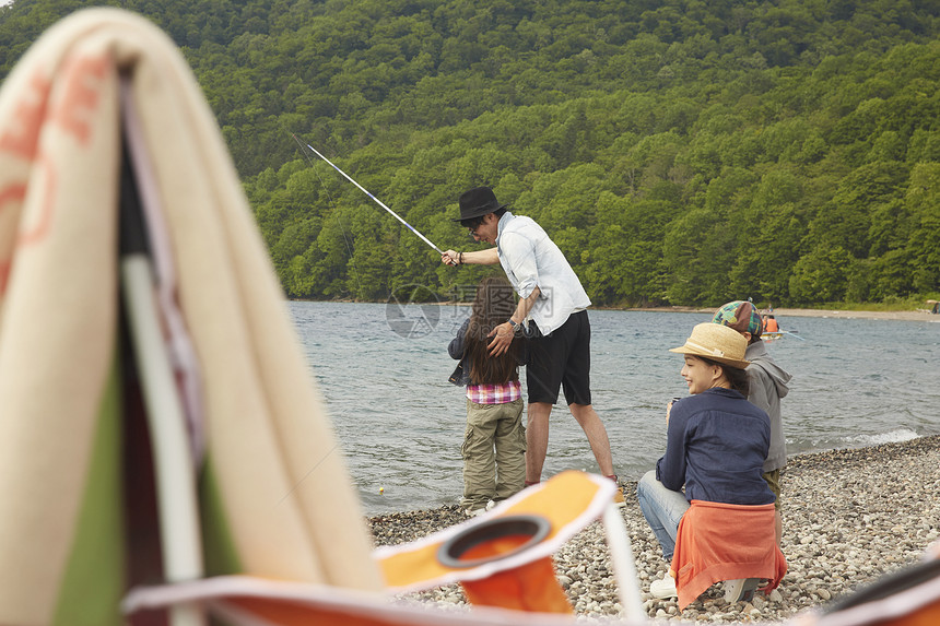 湖滨区露营钓鱼的四口家庭图片