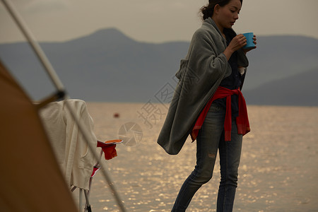 湖边独自喝茶的女生肖像图片