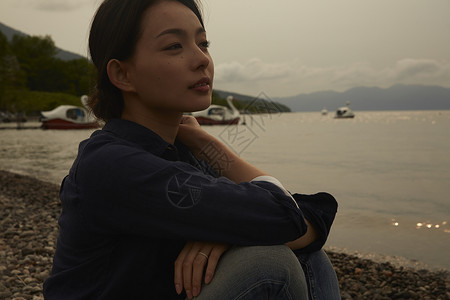独自坐在湖边的女人肖像图片