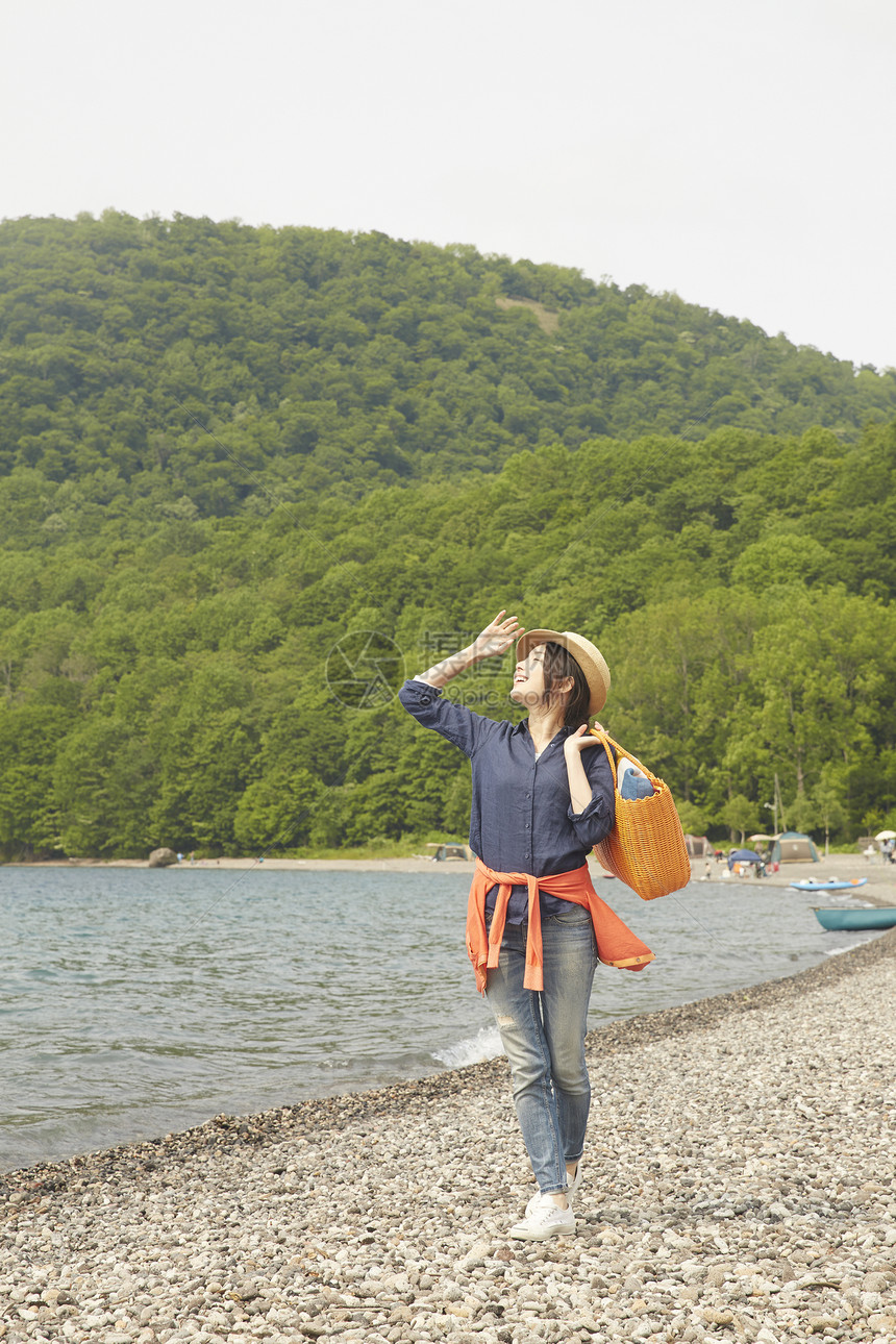 夏天在海岸边散步的女人图片