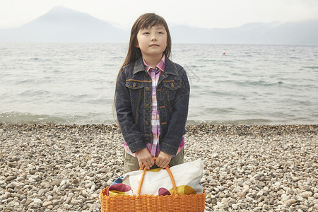 湖边拿着包的女孩肖像图片
